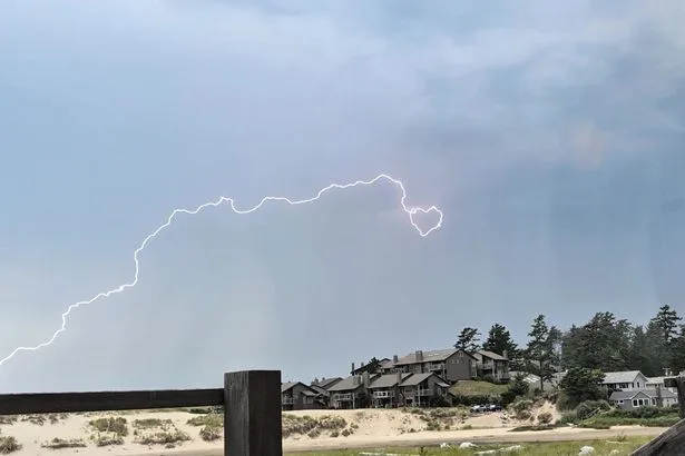 雷がハート形に！米オレゴン州の海岸で偶然捉えた神秘の瞬間