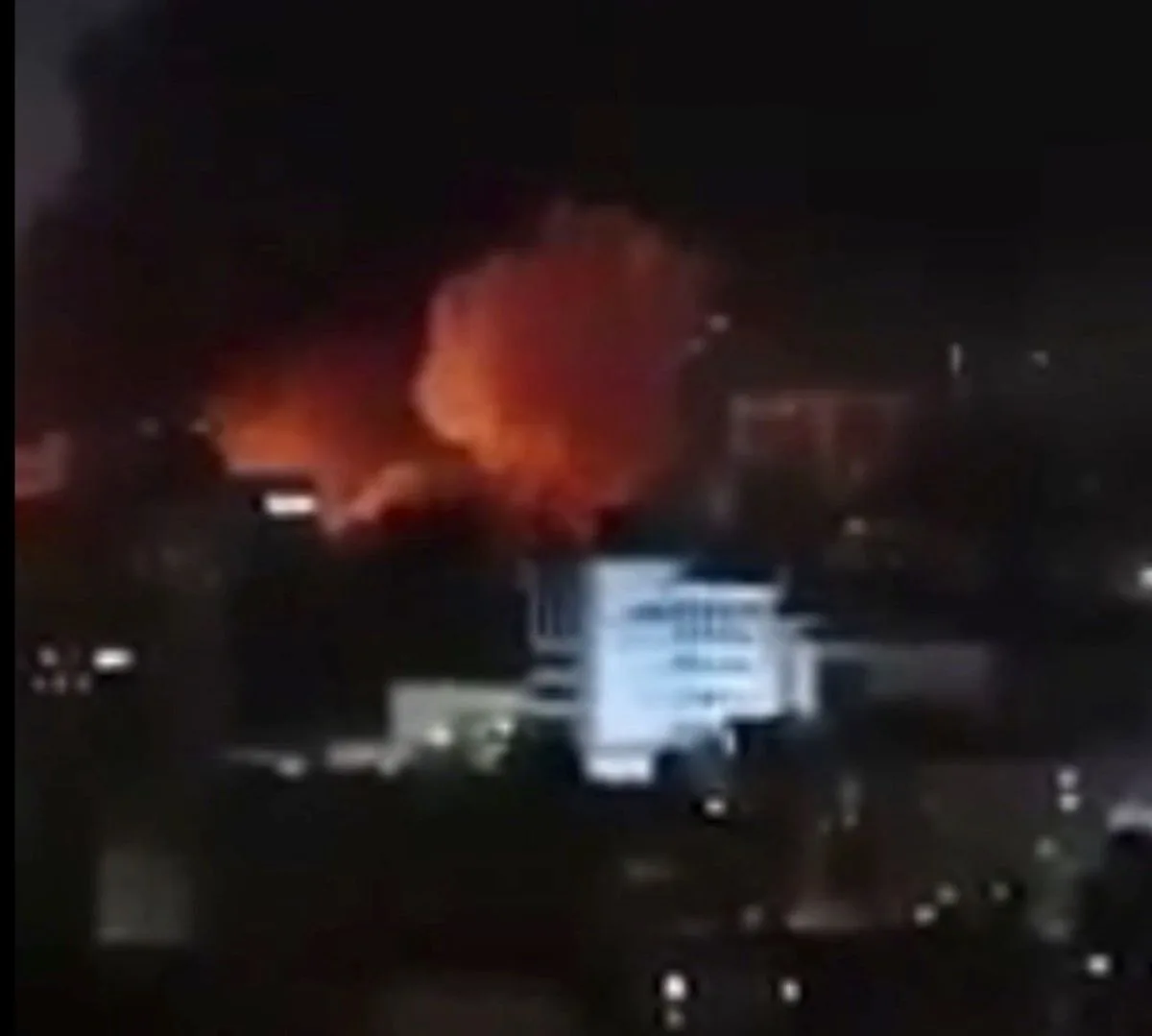 米軍がイランに「強力な報復」、タブリーズで複数の爆発音 全面戦争の懸念高まる