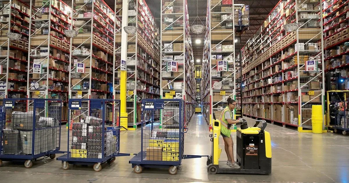 配達員がバンの荷台から靴なし女性を… Amazonの動画が1000万再生で大騒ぎ